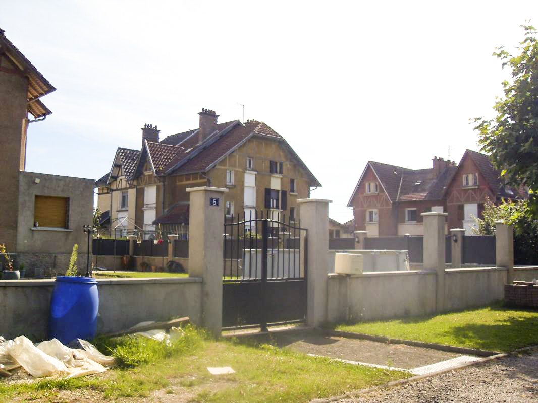 Ligne Maginot - SAINT JEAN - MARVILLE - (Cité Cadres) - Les maisons jumelées de la partie 'cités cadres' sont pratiquement toutes occupées et entretenues. - Christian RICHON - devoitine 520