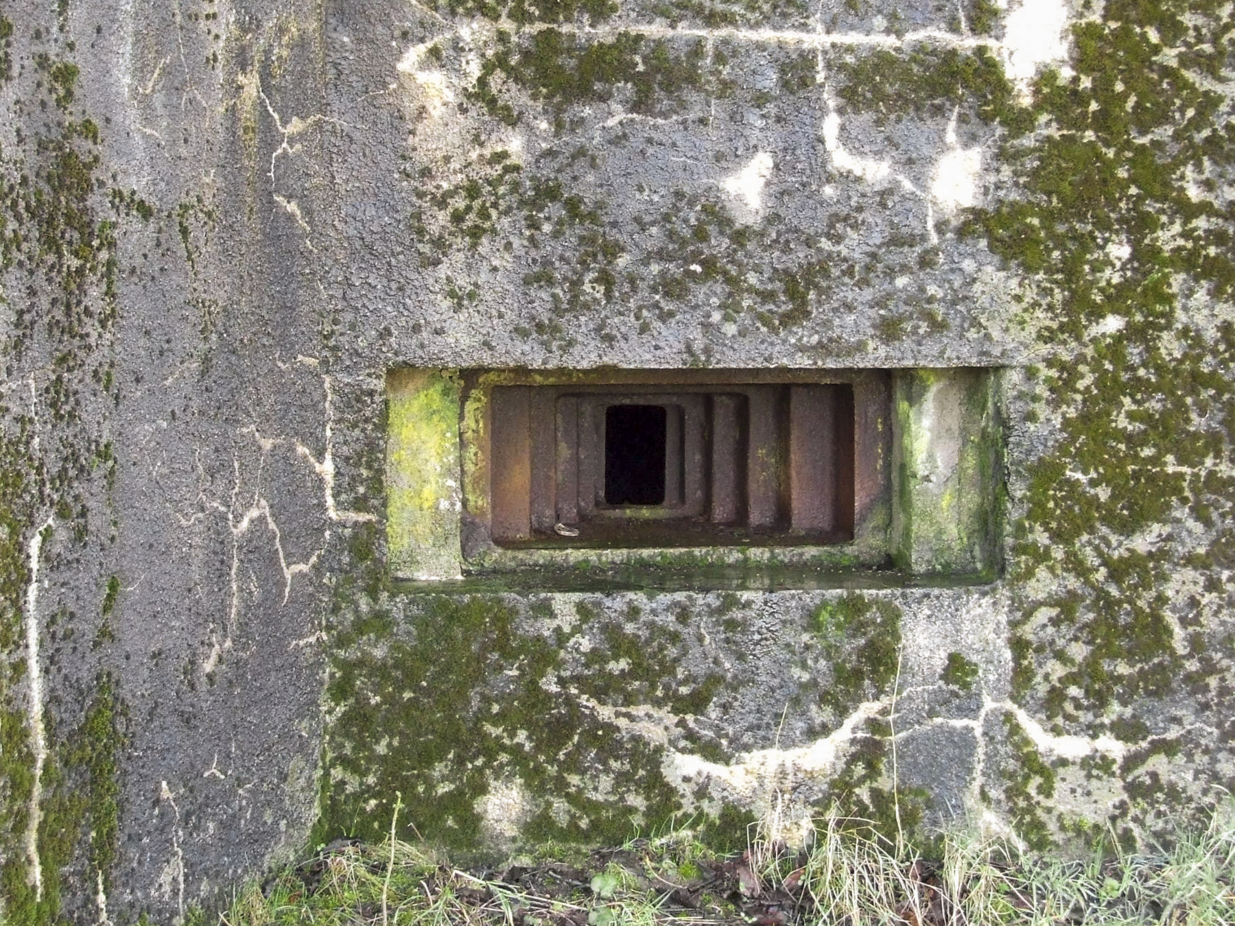 Ligne Maginot - AB37 - (Blockhaus pour arme infanterie) - Le créneau. - STENGER Mathieu