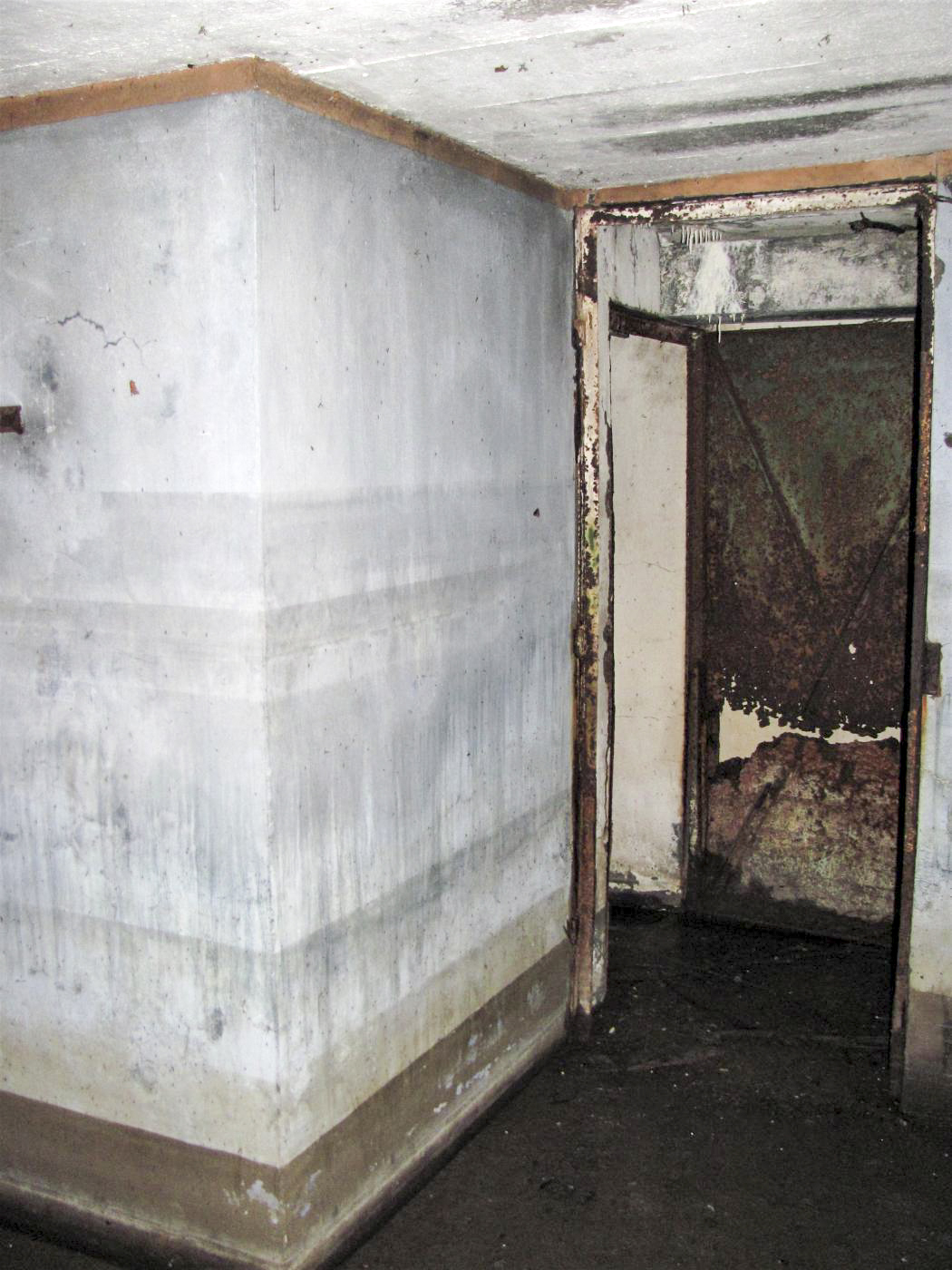 Ligne Maginot - ACA2 - STOCKEN - (Casemate d'artillerie) - A droite l'entrée du magasin à munitions
A gauche l'entrée de la seconde chambre de repos - Baptiste GAUDIN