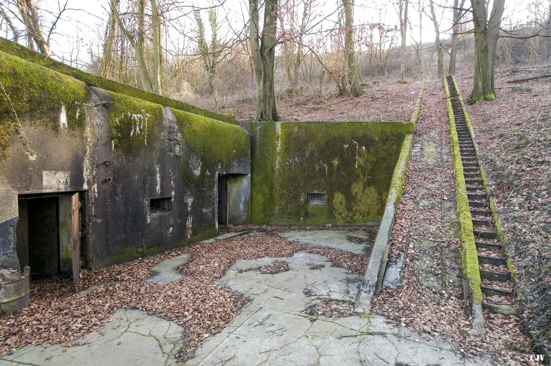 Ligne Maginot - ACA2 - STOCKEN - (Casemate d'artillerie) - Le plan incliné et l'esplanade bétonnée devant les entrées
Noter le faux créneau FM sur le mur de soutènement - Lia VERMEULEN