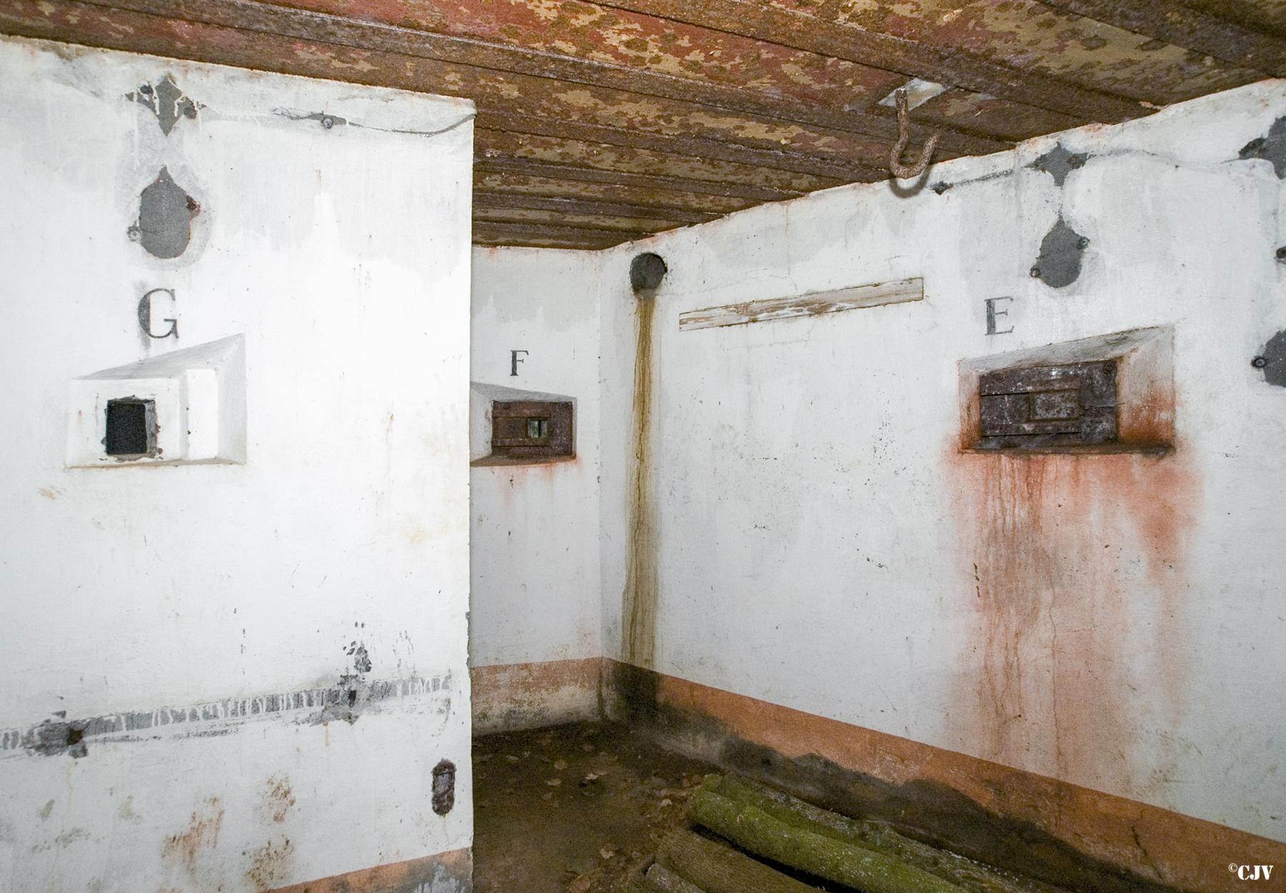 Ligne Maginot - ACA2 - STOCKEN - (Casemate d'artillerie) - Créneaux FM de défense des entrées :
E - créneau FM de façade
F - créneau FM de l'entrée personnel
G - créneau FM de défense intérieur de l'entrée personnel - Lia VERMEULEN