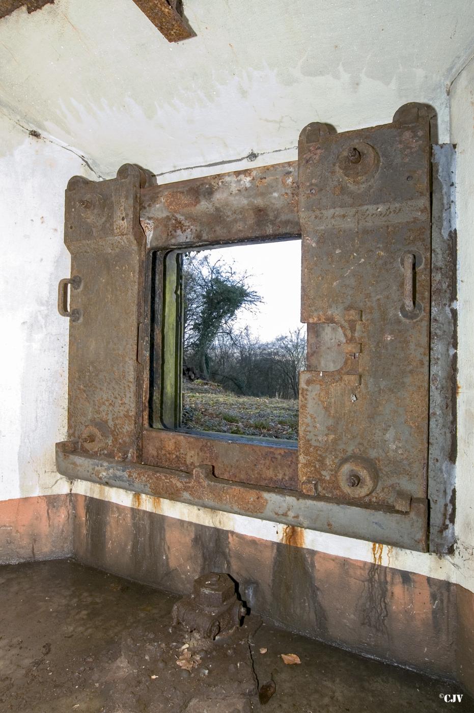 Ligne Maginot - ACA2 - STOCKEN - (Casemate d'artillerie) - Chambre de tir gauche pour canon de 75mm mle 1897
Le créneau et ses volets d'embrasure coulissants - Lia VERMEULEN