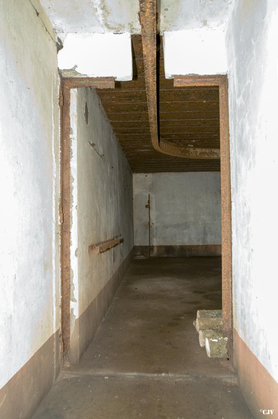 Ligne Maginot - ACA2 - STOCKEN - (Casemate d'artillerie) - Le rail de manutention des caissons à munitions entre les deux chambres de tir - Lia VERMEULEN