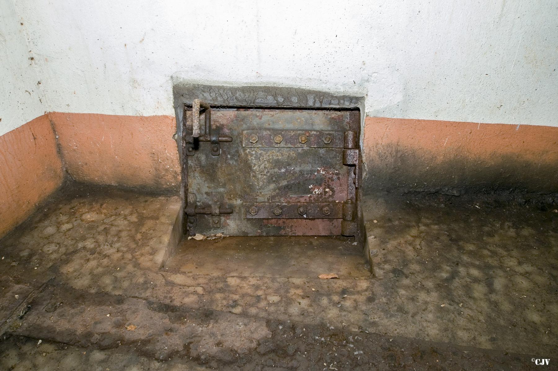 Ligne Maginot - ACA2 - STOCKEN - (Casemate d'artillerie) - Chambre de tir gauche pour canon de 75mm mle 1897
Les douilles sont évacuées vers une fosse extérieure afin d'éviter la dispersion des gaz dans la chambre de tir - Lia VERMEULEN