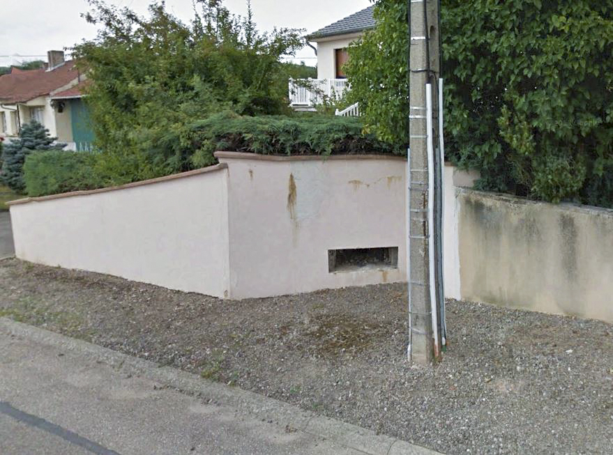 Ligne Maginot - BAMBIDERSTROFF OUEST - (Blockhaus pour arme infanterie) - Le blockhaus est élégamment intégré dans le mur d'une propriété. - Google StreetView