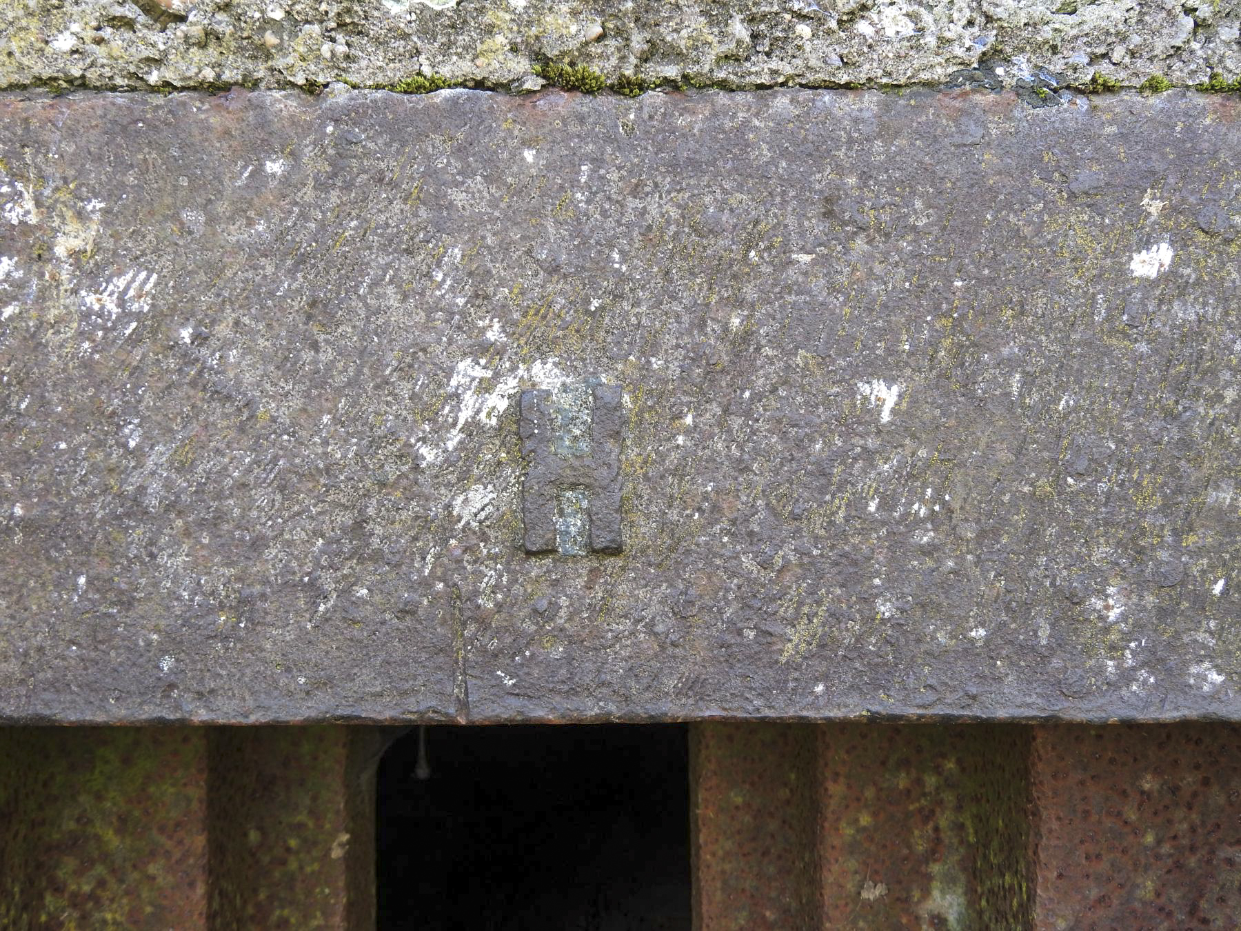 Ligne Maginot - CB611BIS - MOULIN BAS OUEST - (Blockhaus pour arme infanterie) - Un marquage pour le sens de montage de la trémie. - STENGER Mathieu