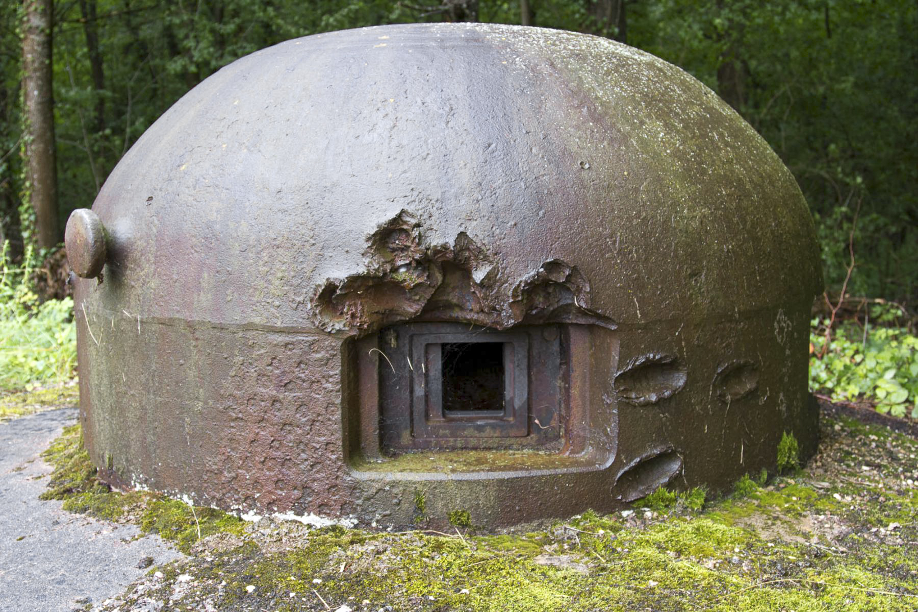 Ligne Maginot - FERMONT - A2 - (Ouvrage d'artillerie) -  Entrée des hommes
La cloche GFM Est où le soldat Florian Piton a été tué lors des combats du 21 juin 1940 - Michel Teiten