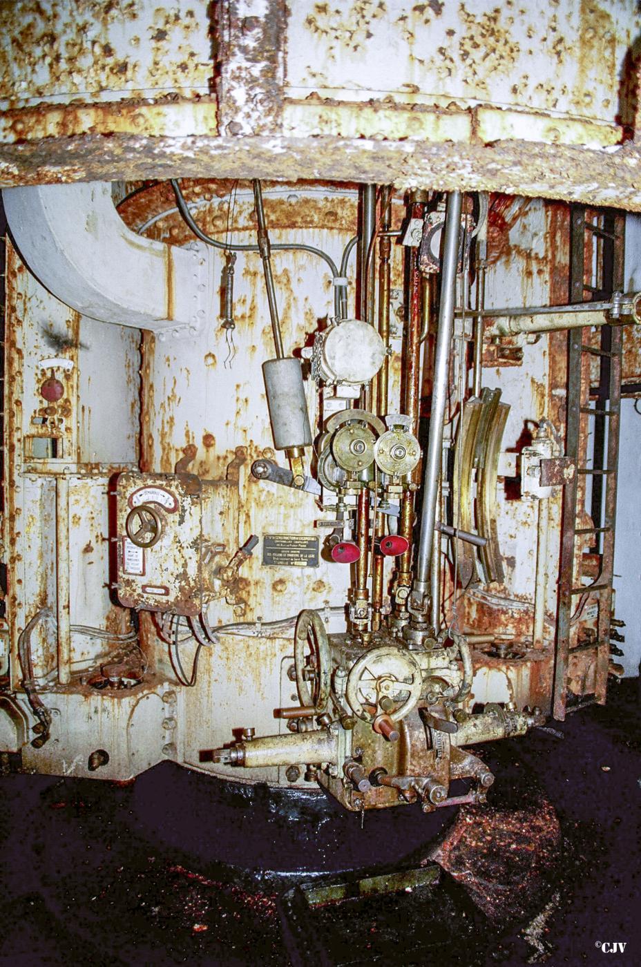 Ligne Maginot - FERMONT - A2 - (Ouvrage d'artillerie) - Bloc 1
Le poste de pointage de la tourelle en 1999 - Lia VERMEULEN