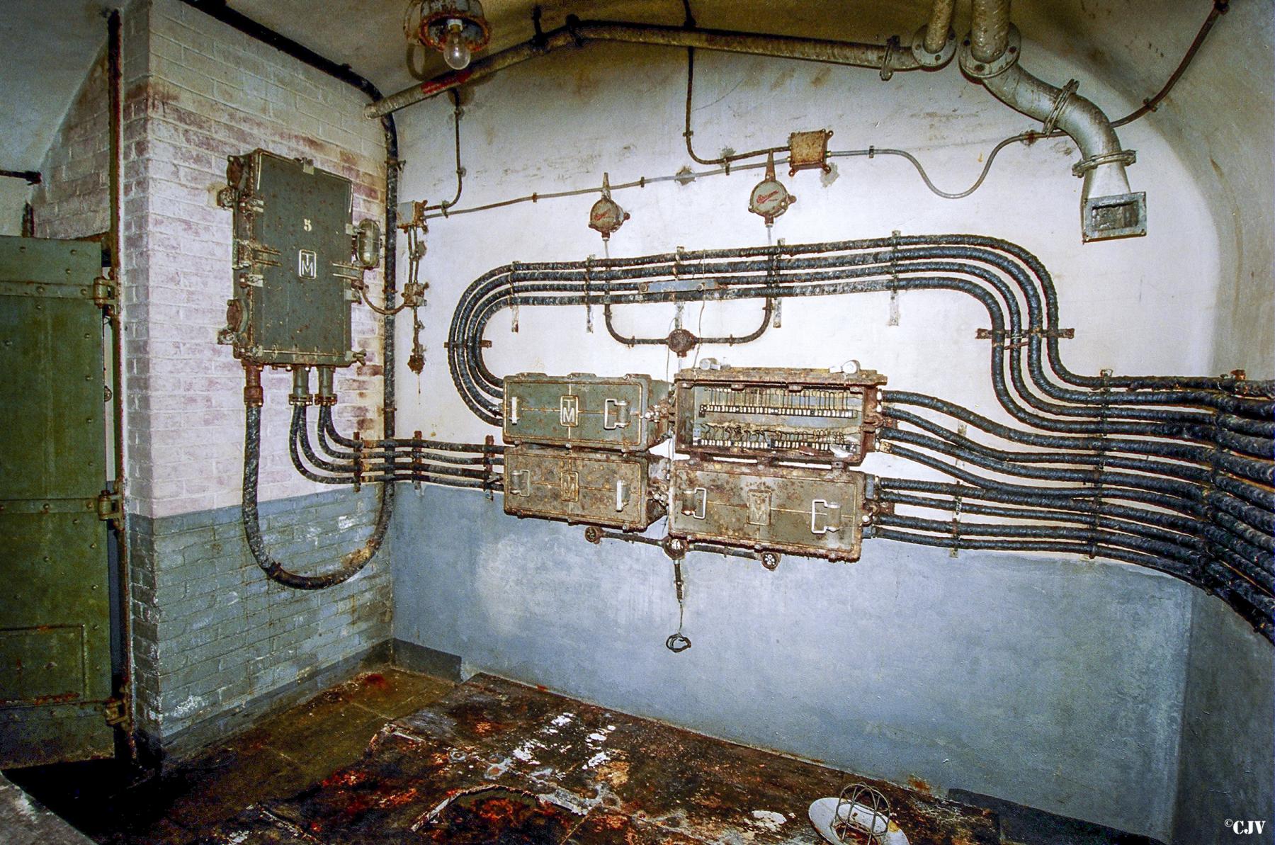 Ligne Maginot - FERMONT - A2 - (Ouvrage d'artillerie) - PC de l'ouvrage
Le central téléphonique à 128 directions - Lia VERMEULEN