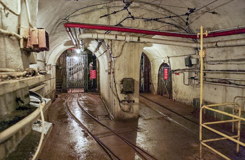 Ligne Maginot - FERMONT - A2 - (Ouvrage d'artillerie) - Les deux monte-charges au pied de l'entrée munitions - HUYGEN Georges