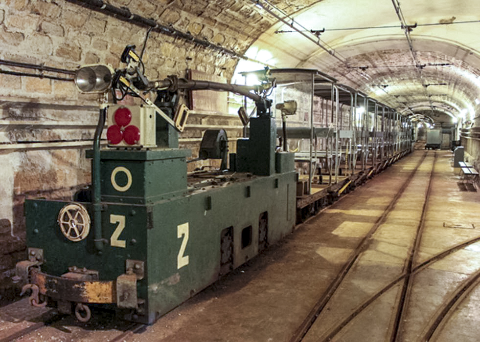 Ligne Maginot - FERMONT - A2 - (Ouvrage d'artillerie) - Gare C 
Le train qui amène les visiteurs de l'entrée munitions aux blocs de combat
Locotracteur Vetra et wagonnets type Nord-Est mle A - Devoitine 520 - Christian RICHON