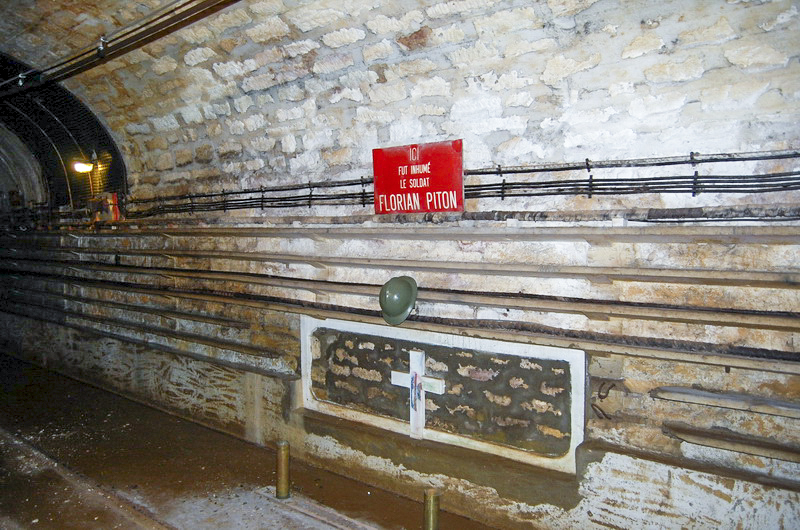 Ligne Maginot - FERMONT - A2 - (Ouvrage d'artillerie) - La tombe provisoire du soldat Piton dans la gare D
Le soldat Florian Piton fut exhumé en 1946 et rendu à sa famille - Devoitine520