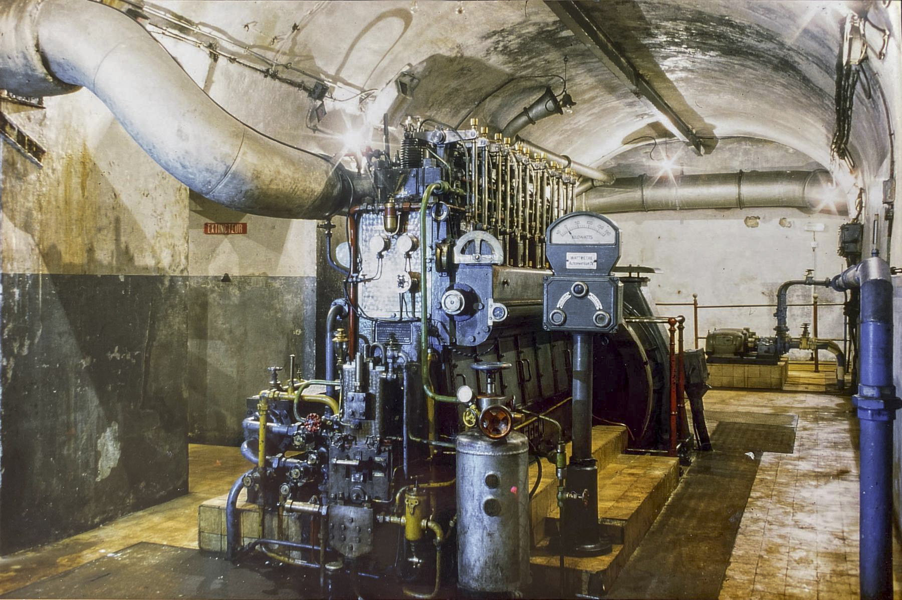 Ligne Maginot - FERMONT - A2 - (Ouvrage d'artillerie) -  
Groupe électrogène à moteur SGCM diesel 4 temps 6 cylindres type GVU 33 (n°4) - Jean-Louis NOSPELD