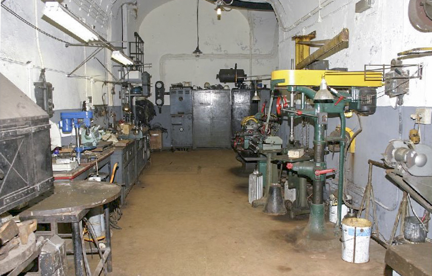 Ligne Maginot - FERMONT - A2 - (Ouvrage d'artillerie) - L'atelier des électromécaniciens à l'extrémité de la cellule haute-tension - HUYGEN Georges