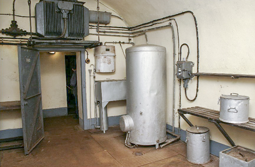 Ligne Maginot - FERMONT - A2 - (Ouvrage d'artillerie) - Cuisine de troupe
Chauffe-eau et transformateur - HUYGEN Georges