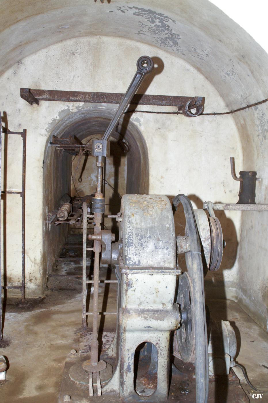 Ligne Maginot - FERMONT - A2 - (Ouvrage d'artillerie) - Local du puits
Au fond, une niche de stockage pour le matériel