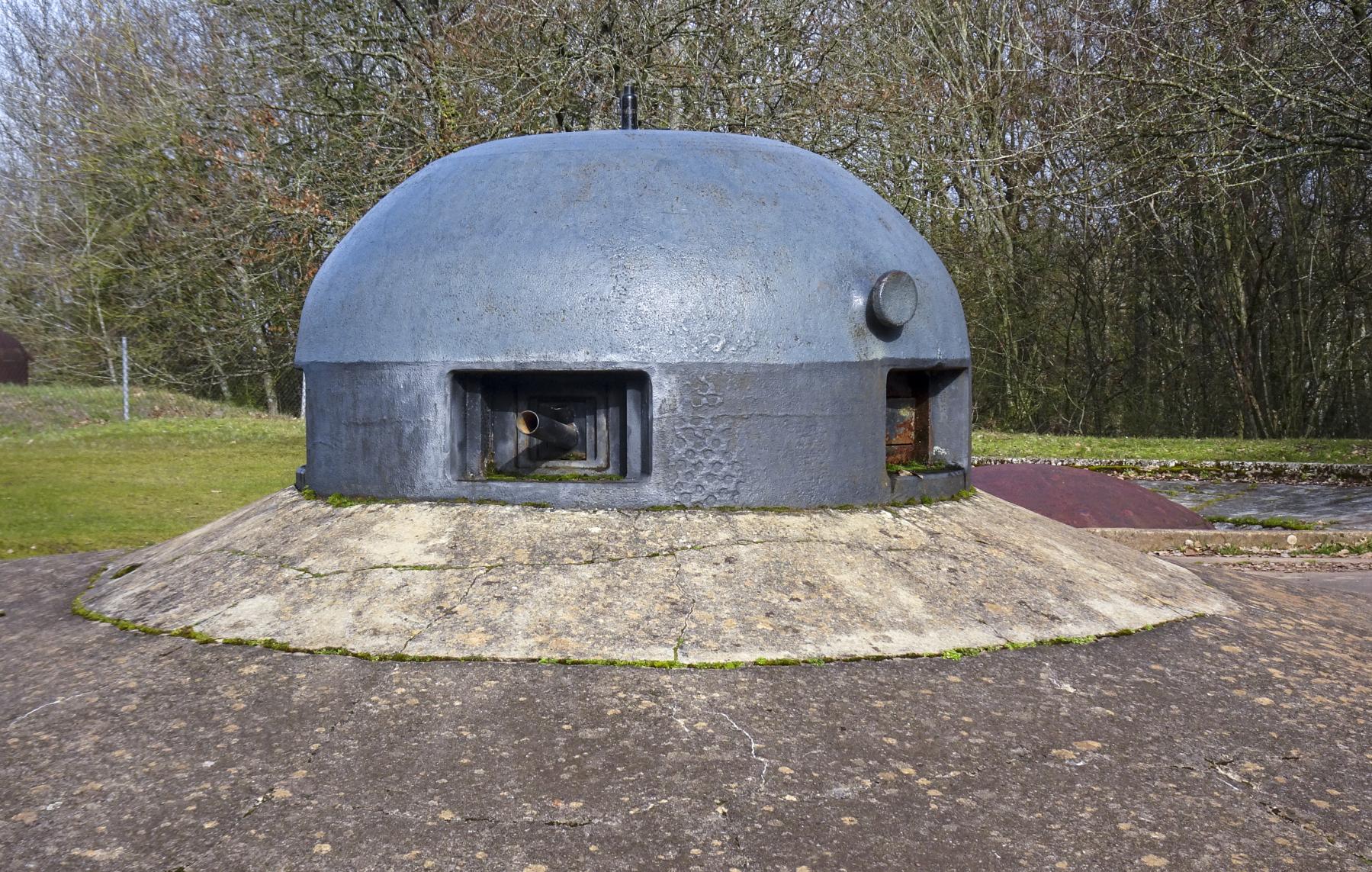 Ligne Maginot - HACKENBERG - A19 - (Ouvrage d'artillerie) - Bloc 9
Cloche GFM avec mortier de cloche
En second plan la tourelle de 135. - Marc Fossoul