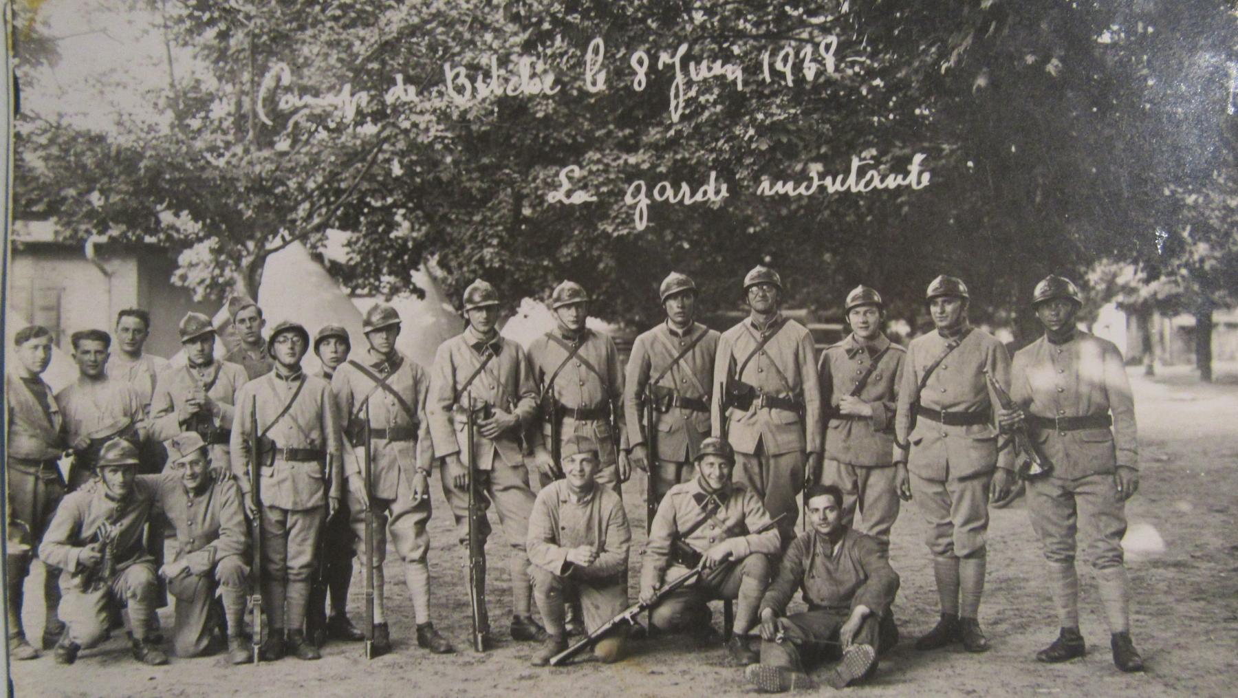 Ligne Maginot - 166° Régiment d'Artillerie de Position (166° RAP) - 8 juin 1938 :  la 4° batterie du 166° RAP en manœuvre à Bitche; relève de la garde à 17h00
Le brigadier Berthier est le 3° debout depuis la droite
Carte postale