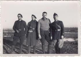 Ligne Maginot - FERME DU BOIS DU FOUR - O10 - (Observatoire d'artillerie) - Une partie de l'équipage de l'observatoire
Groupe C
Le lieutenant Jean Hervé commandant l’observatoire est le 1er sur la droite