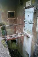 Ligne Maginot - BOIS DE CATTENOM - X14 - (Abri) - Entrée gauche
Passerelle escamotable en place au-dessus du fossé diamant.
Noter les deux créneaux FM de défense rapprochée dont celui qui couvre le fossé diamant.