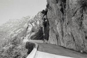 Ligne Maginot - COL DE LA TORRE - (Chambre de coupure) - Vue de l'extérieur
Les potences pour les lignes aériennes sont encore en place