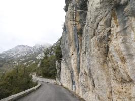 Ligne Maginot - COL DE LA TORRE - (Chambre de coupure) - Vue extérieure générale
Noter les poteaux supports pour les lignes aériennes raccordées sur la chambre de coupure