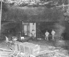 Ligne Maginot - Ouvrage d'artillerie de ROCHONVILLERS - Entrée munitions
Col Haynes GYLES, Lary KAPLAN et Jack Chapman pénétrant avec précaution dans l'ouvrage de Rochonvillers
Photo Signal Corp ETO HQ 44 14979 du 15 sept 1944

On distinguer cette photo un jumelage de fusils-mitrailleurs 24/29 dans le créneau de gauche au lieu du jumelage de mitrailleuses prévu .