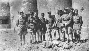 Ligne Maginot - ROCHONVILLERS - A8 - (Ouvrage d'artillerie) - Bloc 5
Quelques officiers autour de leur commandant:
de gauche à droite les capitaines Abonneau (artillerie de l'ouvrage) et Léveillé (infanterie de l'ouvrage), les lieutenants Chabernaud (PC artillerie) et Berland (B 6), le chef d'escadron Guillemain, le lieutenant Lamy (B 7), le sous lieutenant Ballot (B 5), et les lieutenants Pamart, Pillot et X.