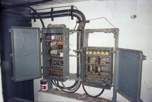 Ligne Maginot - COL DE GARDE (G) - EO10 - (Abri actif) - Bloc 1
Le système de commande du monte-charge à l'étage supérieur