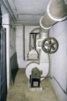 Ligne Maginot - COL DE GARDE (G) - EO10 - (Abri actif) - Bloc 1
Etage intermédiaire
Ventilation et grille du monte-charge