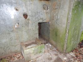 Ligne Maginot - BB355 - (Blockhaus pour canon) - L'entrée latérale du personnel remblayée à l'extérieur.