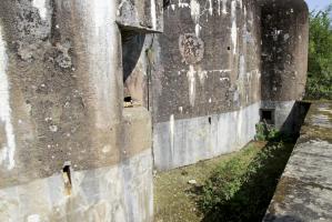 Ligne Maginot - ROCHONVILLERS - A8 - (Ouvrage d'artillerie) - Bloc 5
Vue du fossé diamant dans le sens de tir. Noter le créneau de défense du fossé.