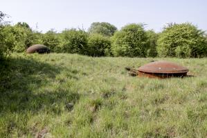 Ligne Maginot - ROCHONVILLERS - A8 - (Ouvrage d'artillerie) - Bloc 6
Vue d'ensemble avec la cloche GFM à gauche et la tourelle de 135 à droite en position de tir