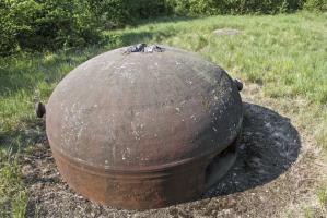 Ligne Maginot - ROCHONVILLERS - A8 - (Ouvrage d'artillerie) - Bloc 6
Cloche GFM
Essais de charge creuse sur le sommet de celle-ci.
Noter la cloche LG à l'arrière-plan 