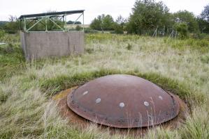 Ligne Maginot - ROCHONVILLERS - A8 - (Ouvrage d'artillerie) - Bloc 9
Tourelle de mitrailleuses.
La cloche GFM se trouvait à l'emplacement du bâtiment léger à l'arrière-plan.