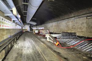 Ligne Maginot - ROCHONVILLERS - A8 - (Ouvrage d'artillerie) - Les aménagements du PC Guerre 
Le bas du plan incliné de l'entrée munitions
La première gare de l'ouvrage
Les dégâts dus aux fumées sont déjà visibles, et ce n'est pas fini ...
