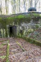 Ligne Maginot - HOBLING - A23 - (Ouvrage d'infanterie) - Bloc 2
Des escaliers mènent à l'entrée qui est dominée par une cloche GFM
