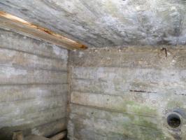 Ligne Maginot - NONNENWALD 11BIS - (Blockhaus de type indéterminé) - Vue de l'intérieur avec un trou dans la partie basse du mur faisant face a l'entrée