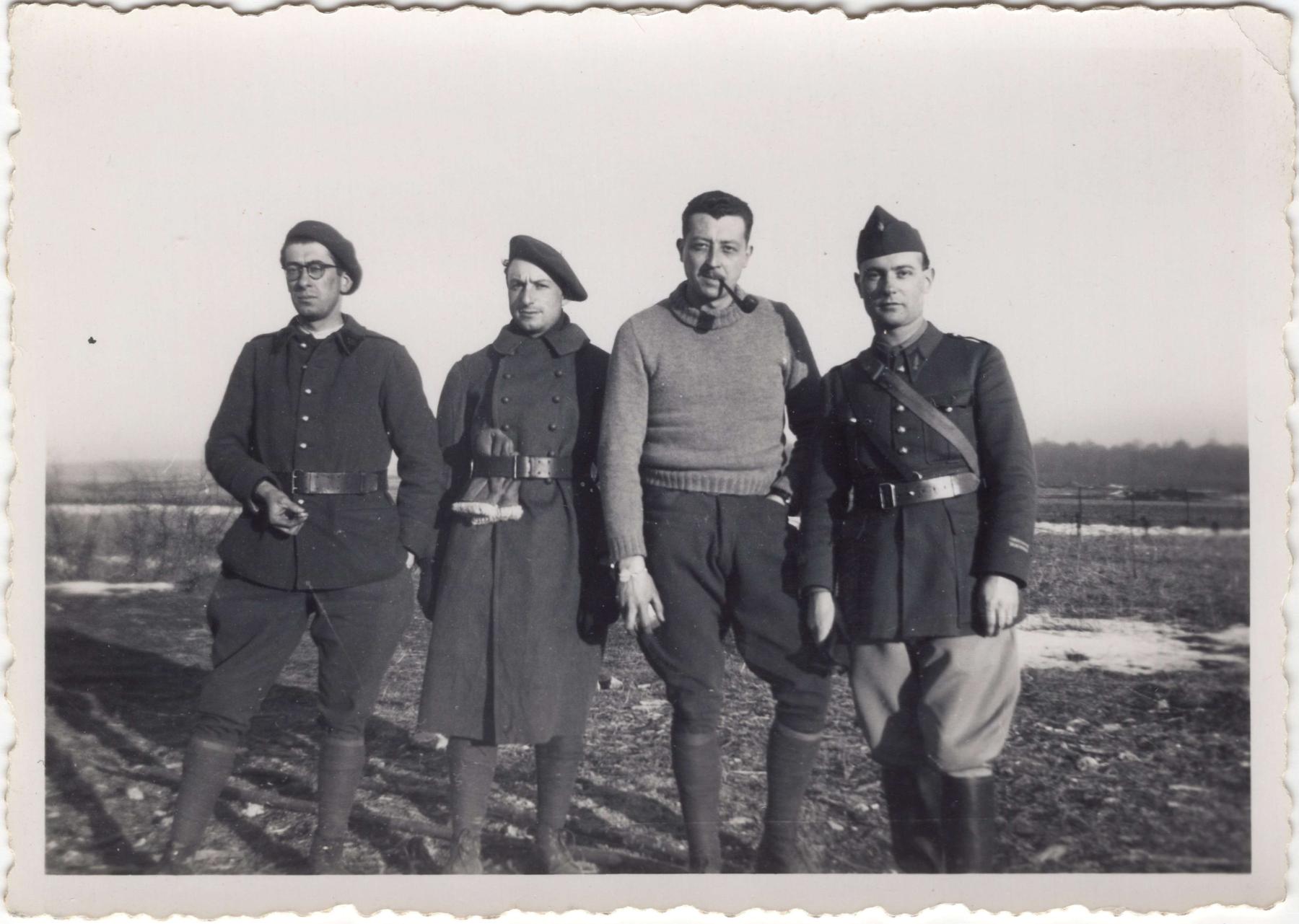 Ligne Maginot - FERME DU BOIS DU FOUR - O10 - (Observatoire d'artillerie) - Une partie de l'équipage de l'observatoire
Groupe C
Le lieutenant Jean Hervé commandant l’observatoire est le 1er sur la droite - Inconnu