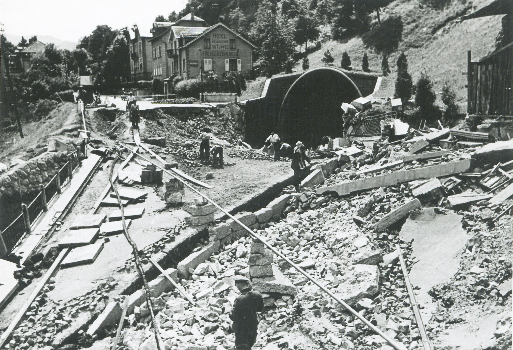 Ligne Maginot - SAINTE MARIE - (DMP - Dispositif de Mine Permanent) - Le DMP ayant joué, le pont est détruit obstruant  l'entrée du tunnel - Inconnu