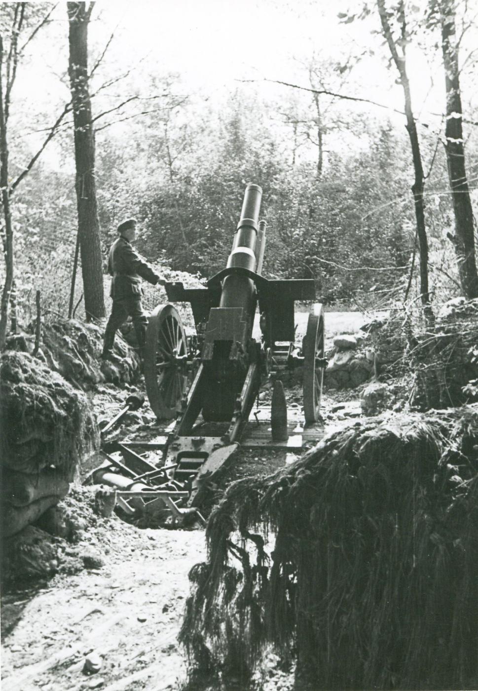 Ligne Maginot - Pièce de 155C Saint-Chamond mle 1915 - L'une des pièces du II° groupe du 159°RAP en position dans la foret de la Hardt.
La pièce a été sabotée lors du repli du 159° RAP, la photo prise par les allemands en 1940