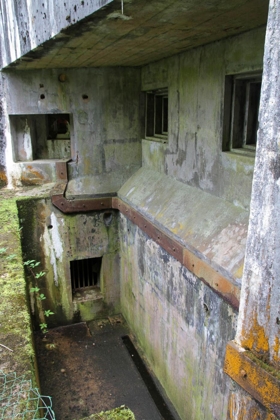 Ligne Maginot - BOUSSE - A24 - (Ouvrage d'infanterie) - Bloc 3
Fossé diamant. Noter la sortie de secours - Michel Teiten