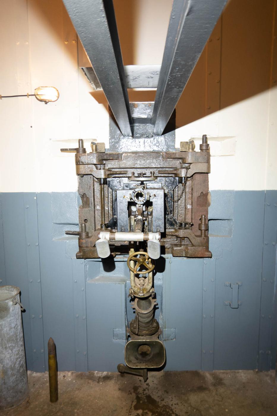 Ligne Maginot - MICHELSBERG - A22 - (Ouvrage d'artillerie) - Entrée mixte
Jumelage JM en place dans le créneau - Michel Teiten