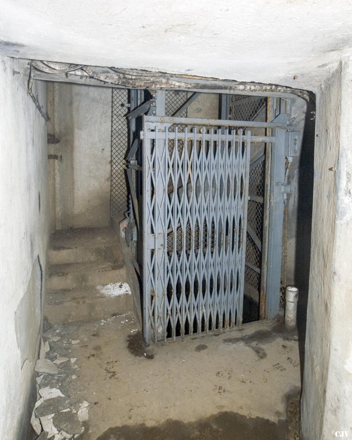 Ligne Maginot - LATIREMONT - A3 - (Ouvrage d'artillerie) - Bloc 1
Escalier et monte-charge - Lia VERMEULEN