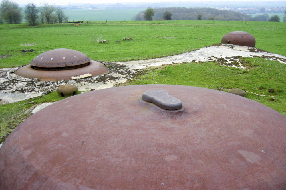 Ligne Maginot - LATIREMONT - A3 - (Ouvrage d'artillerie) - Bloc 2
Au premier plan la cloche Obs VDP. Au second plan la tourelle mitrailleuse et la cloche GFM - Michel Teiten