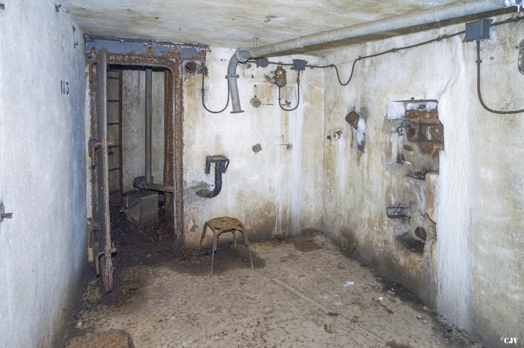 Ligne Maginot - LATIREMONT - A3 - (Ouvrage d'artillerie) - Bloc 4
Chambre de tir et accès a la cloche - Lia VERMEULEN