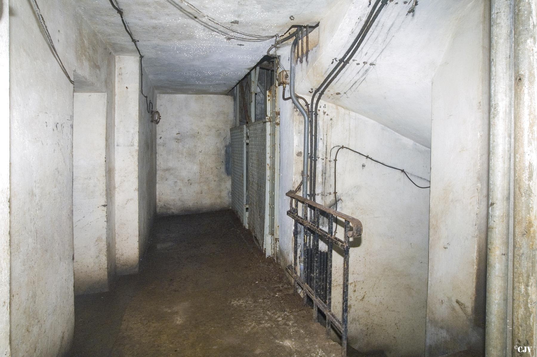 Ligne Maginot - LATIREMONT - A3 - (Ouvrage d'artillerie) - Bloc 5
Monte-charges - Lia VERMEULEN