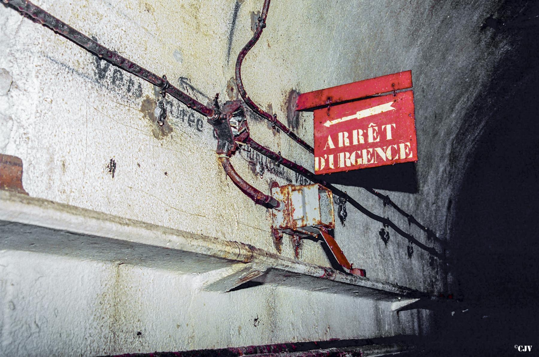 Ligne Maginot - LATIREMONT - A3 - (Ouvrage d'artillerie) - Bouton d'arrêt d'urgence de la traction permettant la mise hors tension de la caténaire. - Lia VERMEULEN