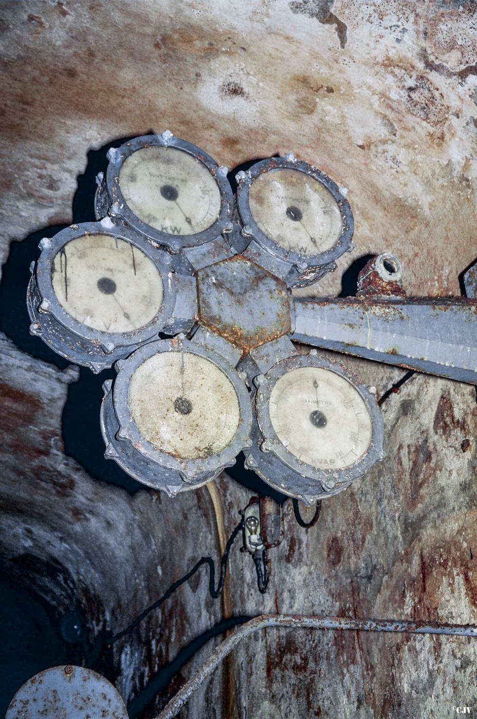 Ligne Maginot - LATIREMONT - A3 - (Ouvrage d'artillerie) - Usine électrique
Le 'Tréfle', combiné d'instruments  de mesure permettant aux électromécaniciens de connaitre la consommation en electricité de l'ouvrage - Lia VERMEULEN