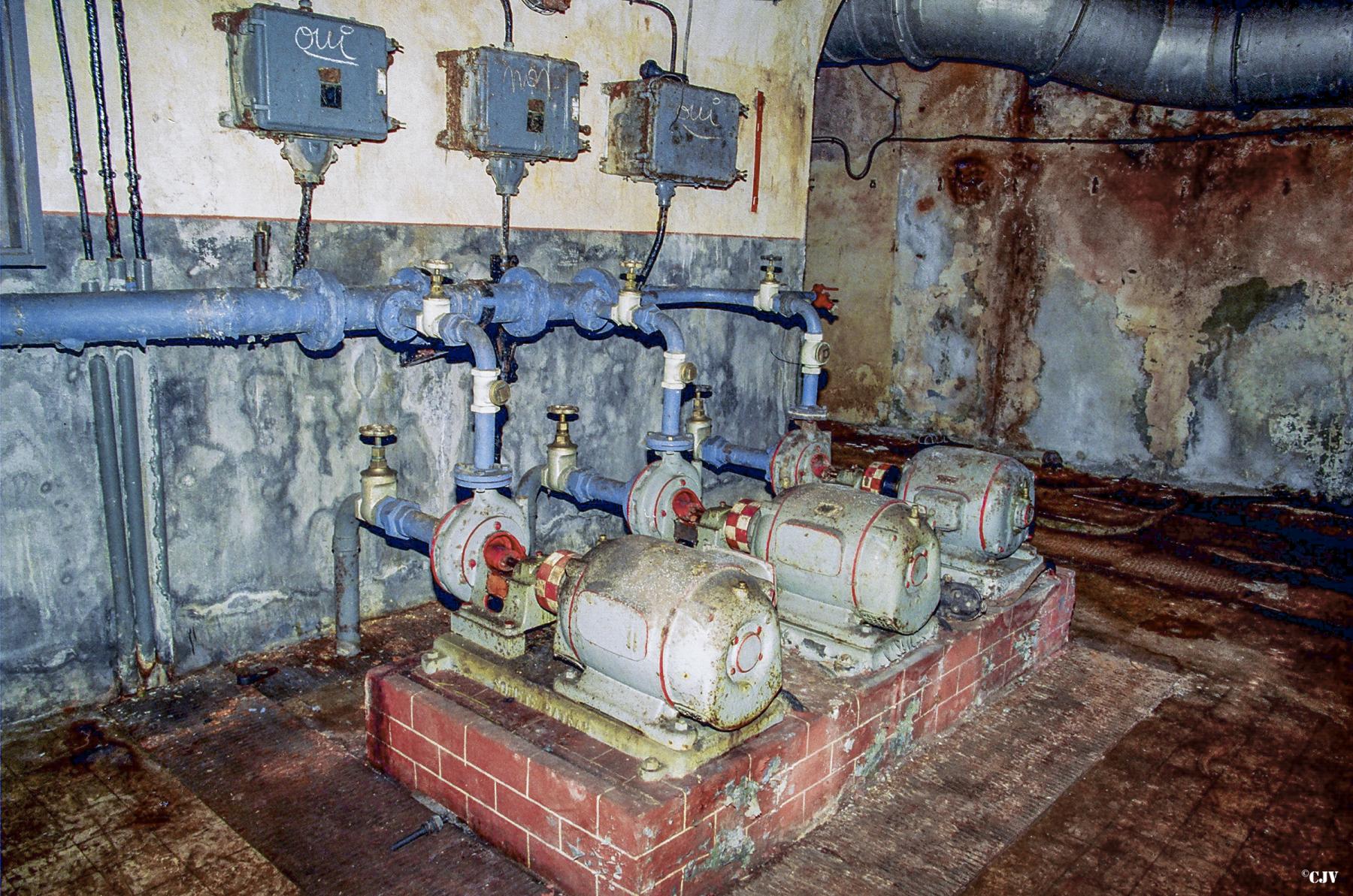Ligne Maginot - LATIREMONT - A3 - (Ouvrage d'artillerie) - Usine electrique
Les pompes de circulation pour l'eau de refroidissement des moteurs - Lia VERMEULEN